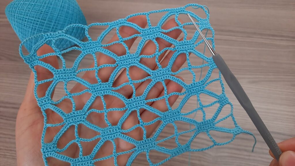 How to Crochet Pattern – Love at First Sight I fell in love with this crochet flower at first sight!
