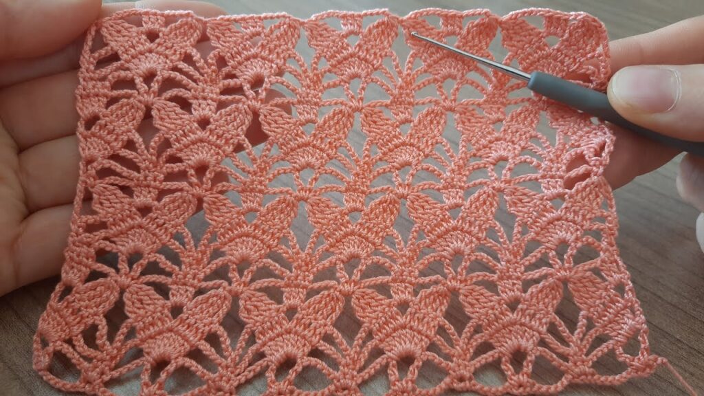 AWESOME! I fell in love with this crochet shawl square at first sight! Crochet pattern. Step-by-Step