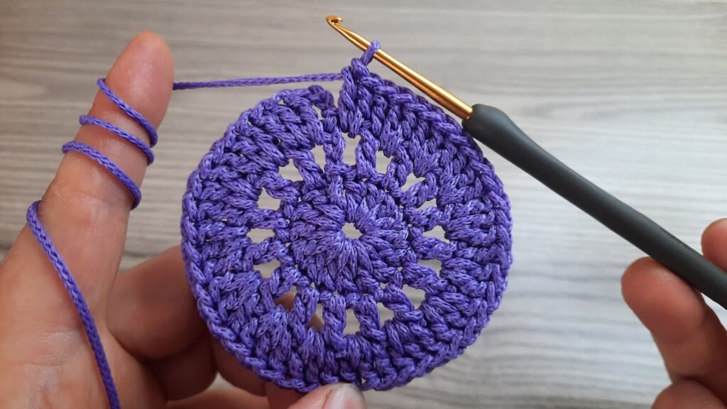SURPRISE 😉 MUY BONİTO Making crochet coasters to make your work easier.