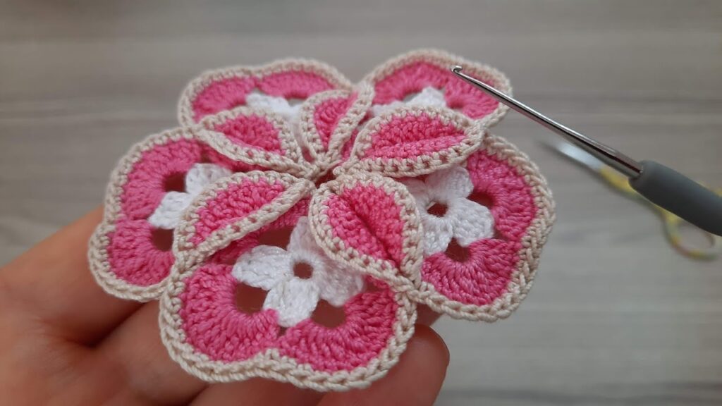 AWESOME! I fell in love with this crochet flower at first sight! how to Crochet pattern #crochet