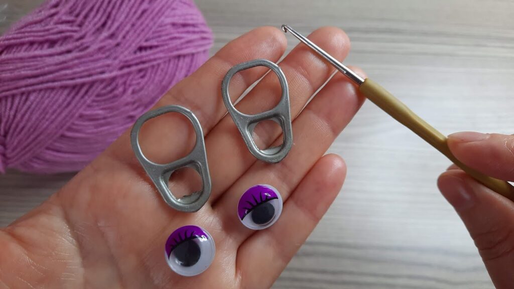GREAT IDEA !💡 Muy Buena İdea! Very useful idea to crochet knit with empty tin can!