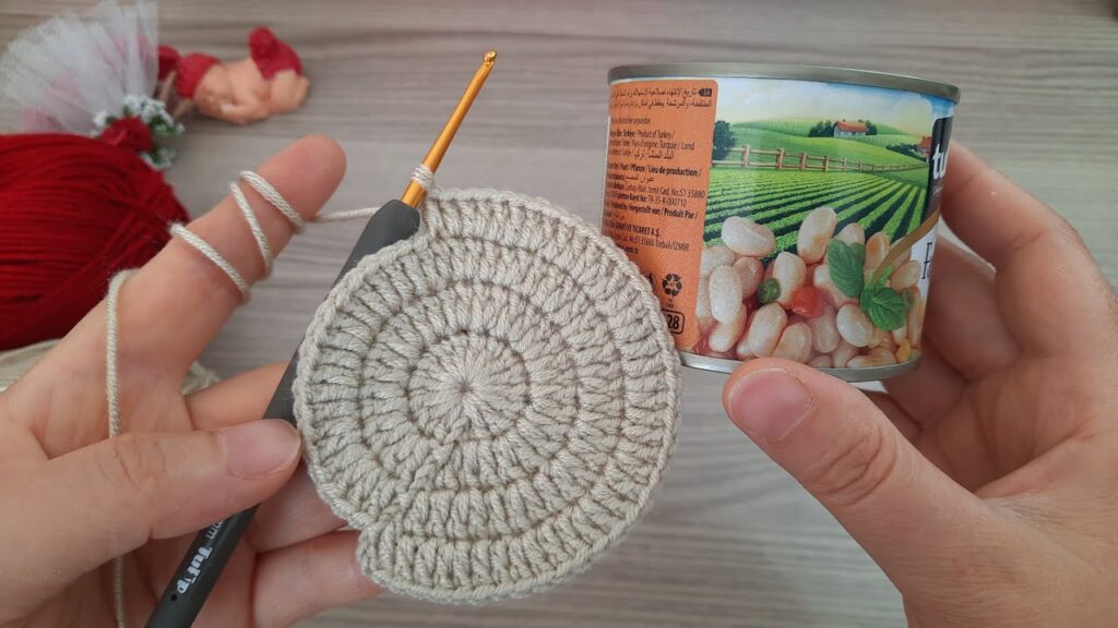 WOW GREAT IDEA !💡 Muy Buena İdea! Very useful idea to crochet knit with empty tin can!