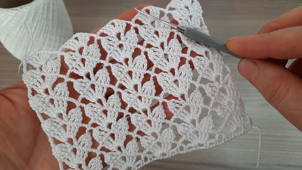 Wonderful Crochet with a gorgeous little flower pattern. Step by Step crochet tutorial