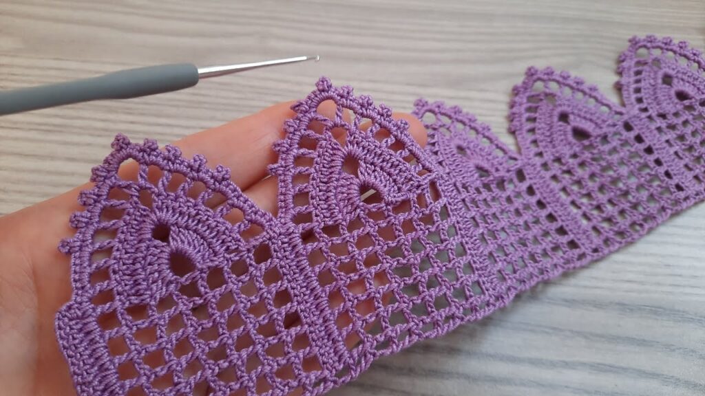 Crochet with a gorgeous little flower pattern. Step by Step crochet tutorial