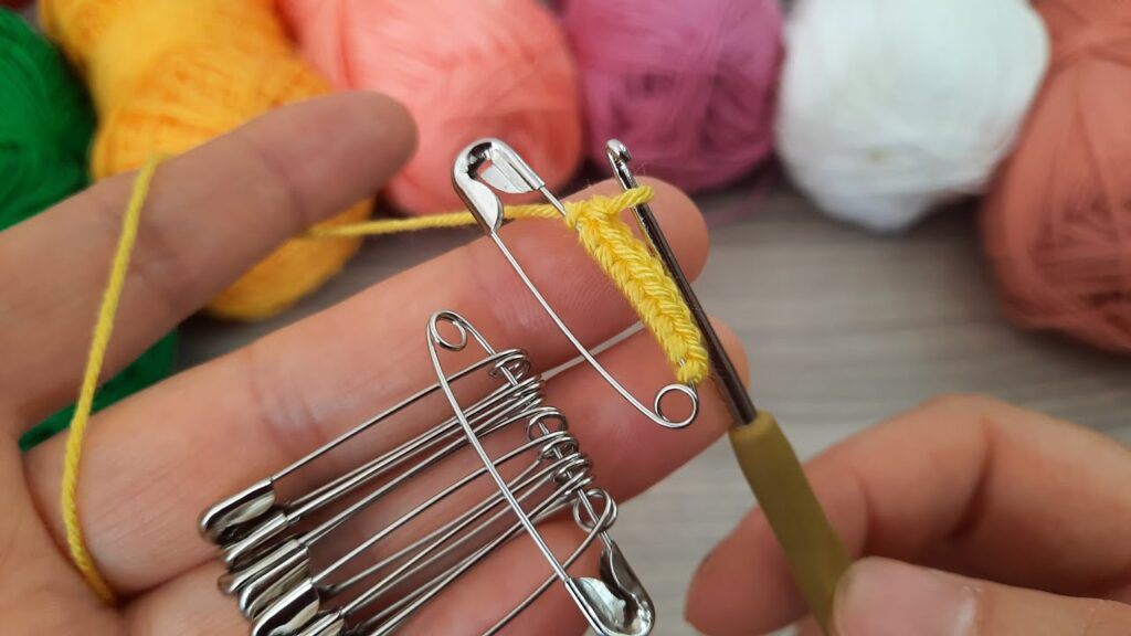 Look what I did with the eye-catching 😲spring pin. you must try it! TREND CROCHET IDEA!