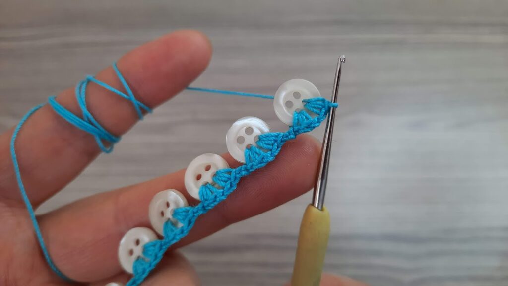 Different crochet knitting model making from very interesting dress buttons Kolay Muhteşem Tığ İşi