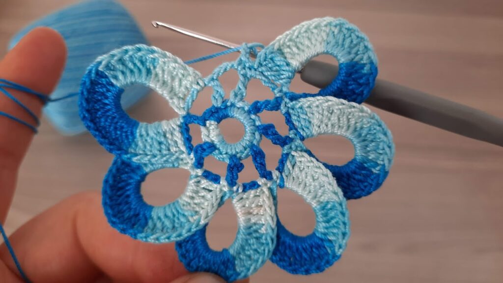 Crochet the transverse lines of the Fabulous Flower