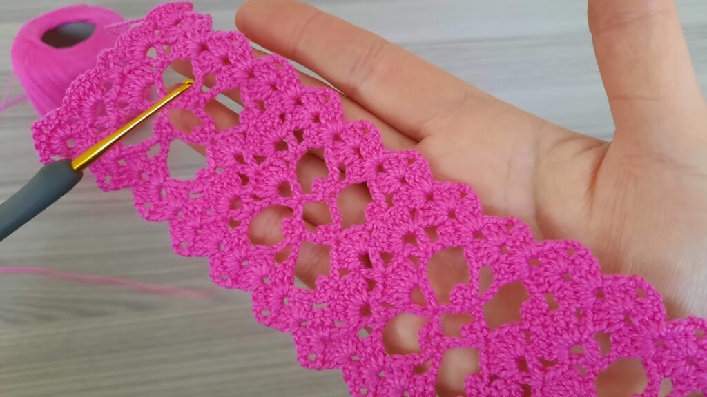 AWESOME Watch the gorgeous flowers crochet knitting pattern. Like and Share Tığ işi Örgü