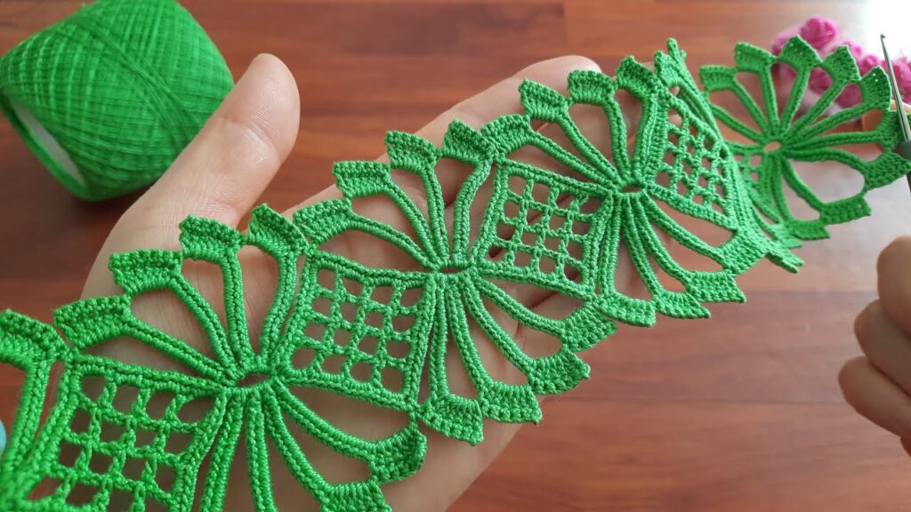 Very Beautiful Watch the gorgeous flowers crochet knitting pattern. Like and Share Tığ işi Örgü