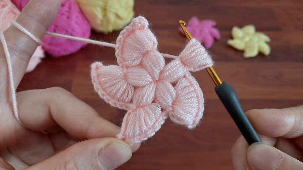 Wonderful Watch the gorgeous flowers crochet knitting pattern. Like and Share Tığ işi Örgü