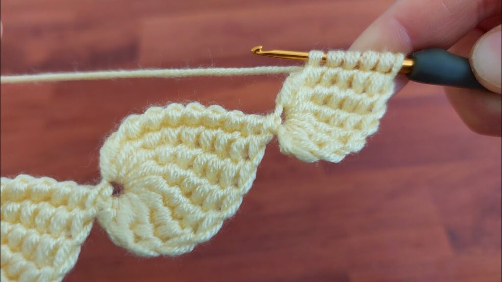 Wonderful😍Crocheted leaves lined up in rows turned out great / look what I made from knitted leaves