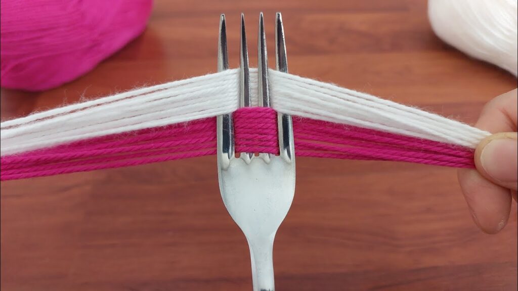 😍ATTENTION IT WAS EXTREMELY CUTE👌 LOOK AT WHAT I DID WITH A FORK AND YARN.