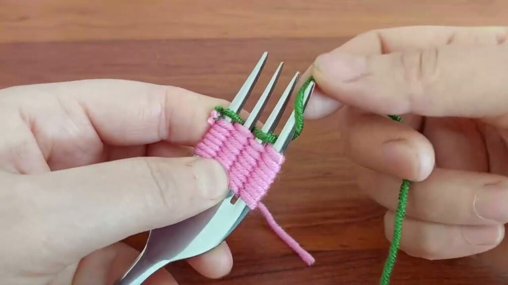 how to make a magnificent flower with a fork very simple knitting pattern
