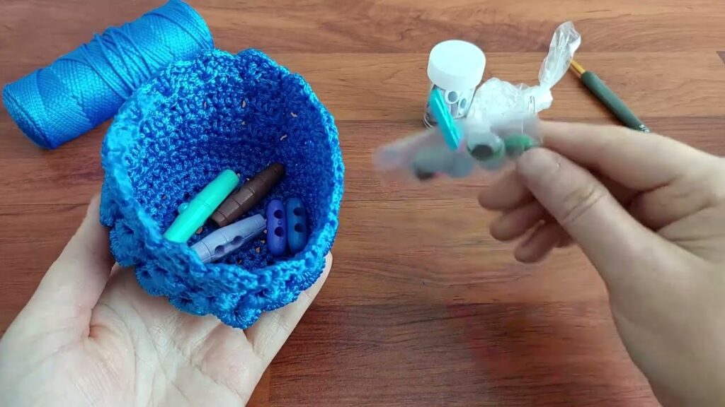 Myth! Learn how to make a crochet knitting pattern, a very easy pencil holder.