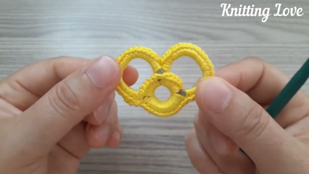 WOW !😍ATTENTION IT WAS EXTREMELY CUTE👌 LOOK AT WHAT I DID WITH A FORK AND YARN.