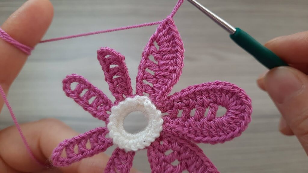 Very Easy Crochet Flower Pattern Tutorial | Knitting Love 💮Muhteşem çiçek örgü modeli