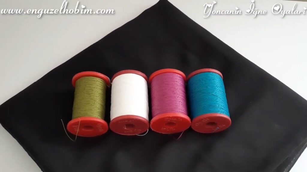 KIZIMIN ÇEYİZİNE ÇOK YAKIŞACAK SİYAH YAZMA ÜZERİNE GÖSTERİŞLİ İĞNE OYASI MODELİ