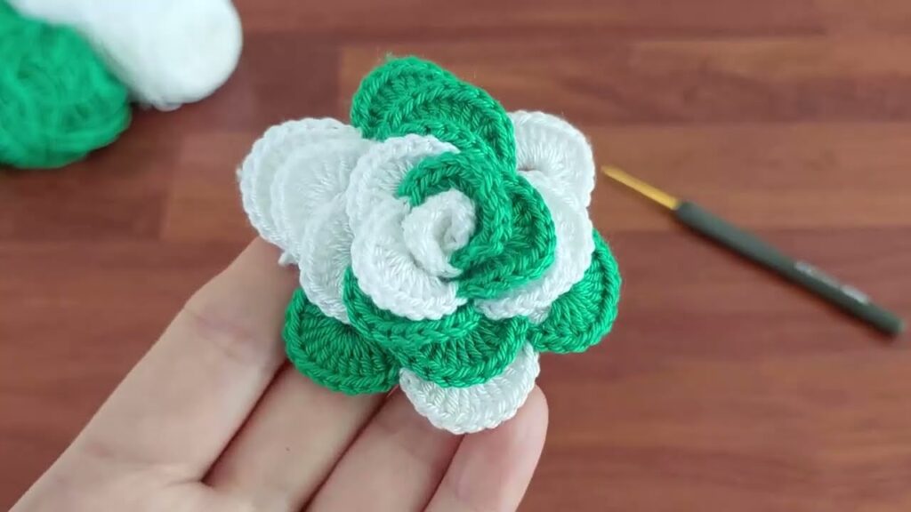 Wonderful!!! this flower is a work of art! A wonderful floral crochet pattern for a cardigan