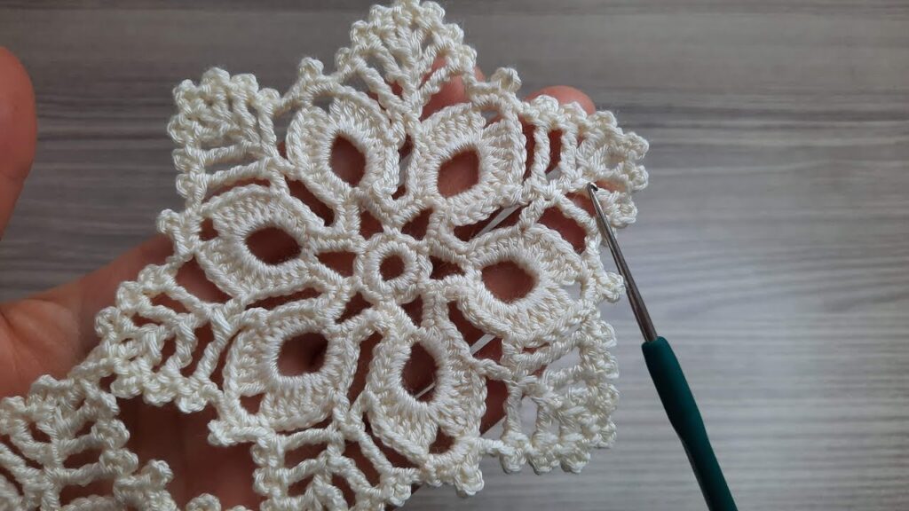 Fantastic Flower Crochet Motif Tutorial for a Beautiful Christmas Gift | Crochet Passion