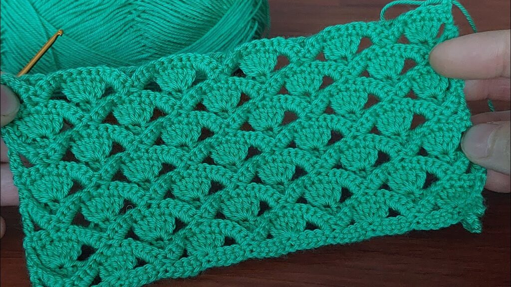 Captivating Crochet Floral Elegance: A DIY Masterpiece with Practical Instructions and Beauty!