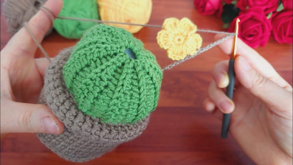 How to Make an Eye-Catching Crocheted Home Ornament? How to Knit a Cactus and a Small Bag?