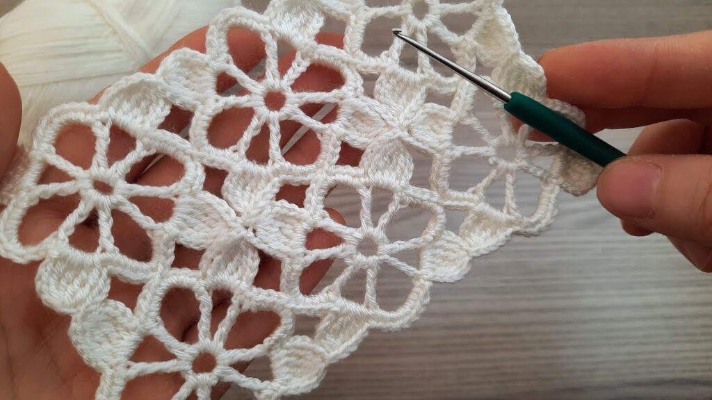 3D Wonderful and Beautiful Flower Crochet Pattern for Beginners: How to Crochet a Stunning Flower
