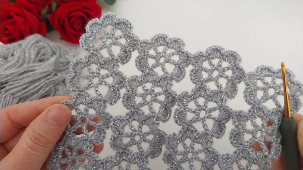 Easy and Gorgeous Glitter Crochet Flower Baby Blanket Tutorial Ideal for Beginners! #crochet #flower
