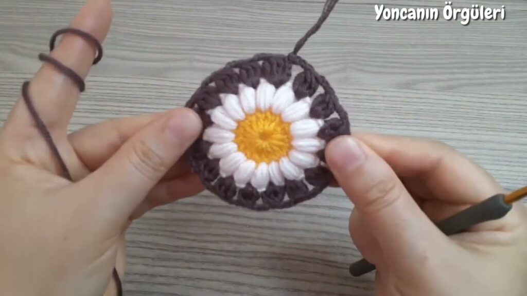 🌹 **Fabulous & Easy Crochet Rose Tutorial for Beginners!** 🌹