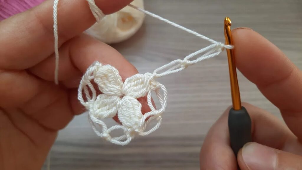 Easy and Beautiful Crochet Flower Tutorial 💮 Tığ İşi Çiçek Örgü