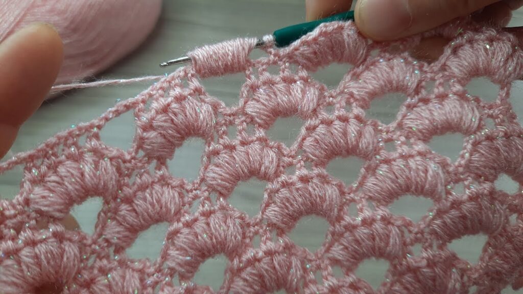 Stunning Crochet Pattern with Silvery Yarn Motif – Gorgeous DIY Tutorial 💗