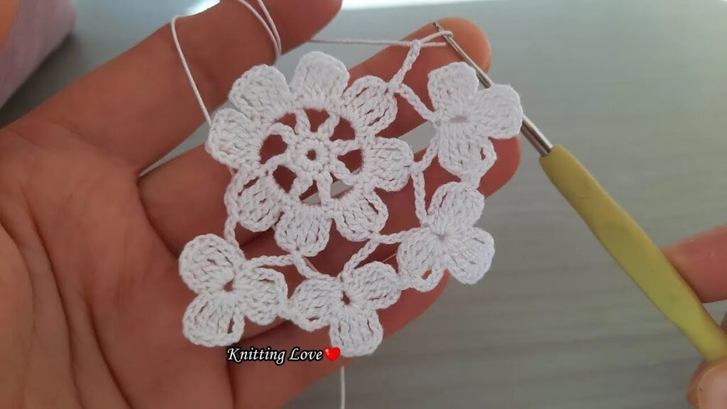 🌸 How to Crochet Knit a Trendy Flower Souvenir Gift – Step by Step Tutorial