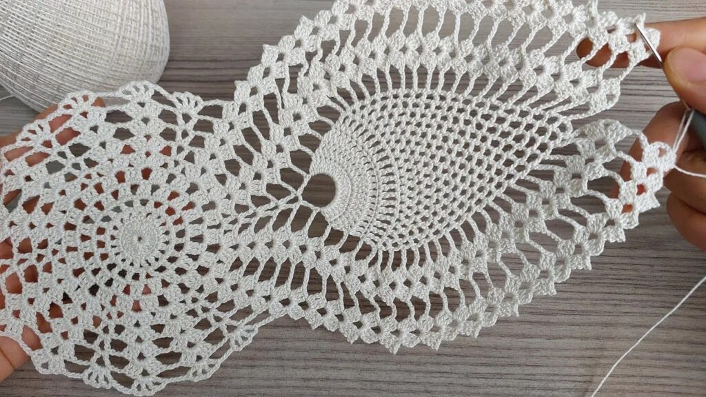 Amazing Crochet Table Runner Pattern 🌸 Beginner-Friendly Tablecloth & Decoration Tutorial 2025